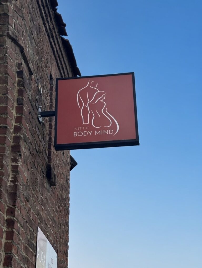 Enseigne panneau d'affichage Institut Body Mindhulluch