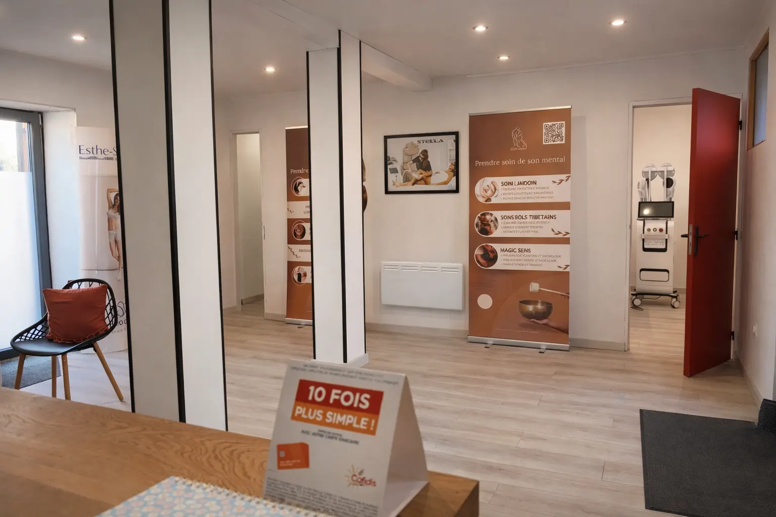 intérieur de l'institut de beauté body mind à hulluch, sale blanche et chaude avec vue sur cabines