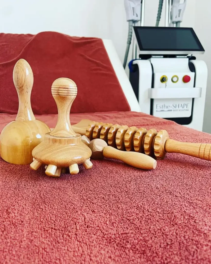 Outil de massage Madérothérapie posé sur une table de massage à l'institut de beauté Body Mind à Hulluch