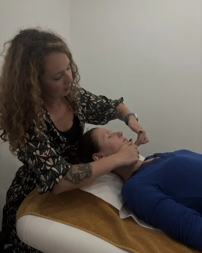 femme se faisant masser allongée sur une table de massage à l'institut de beauté Body Mind à hulluch. Situé à proximité de Lens