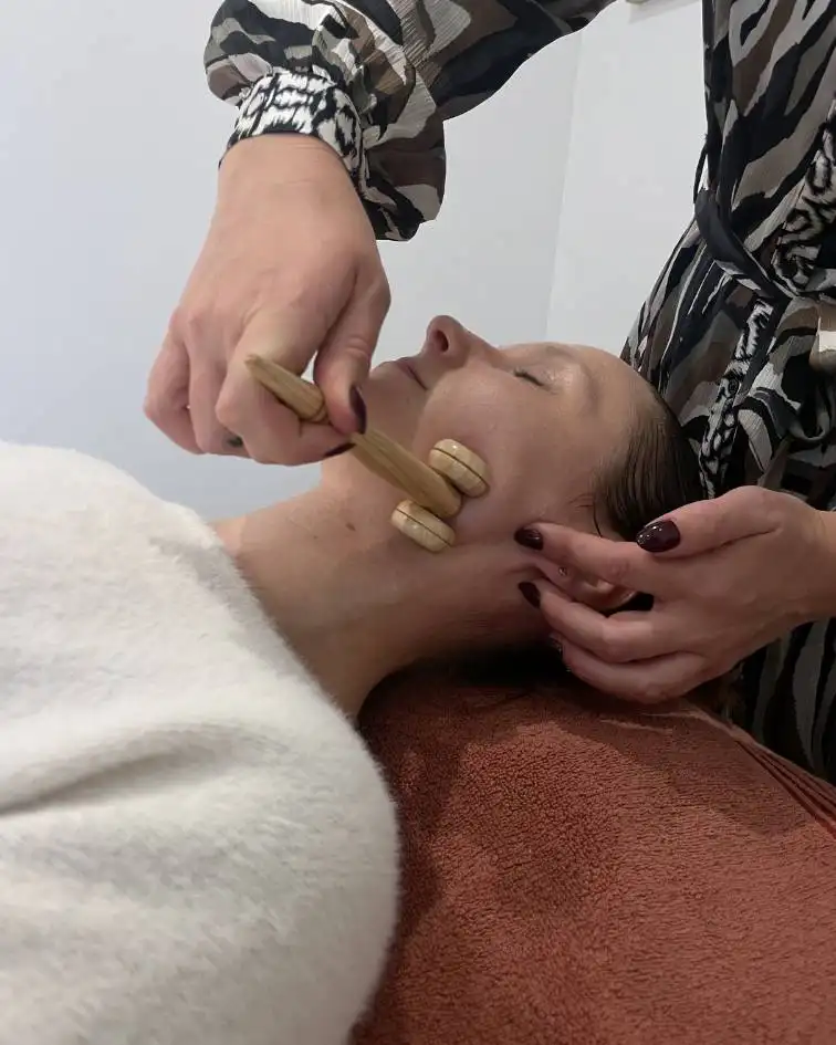 Visage massé par un outil de madérothérapie à l'institut de beauté Body Mind à Hulluch.