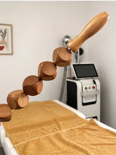 outils en bois dans la cabine de madérothérapie en bois soin minceur institut Body Mind