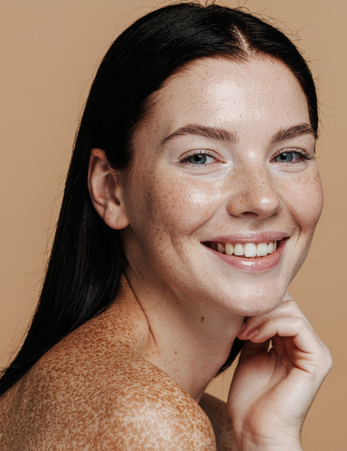 femme souriante avec un joli regard à l"institut body mind