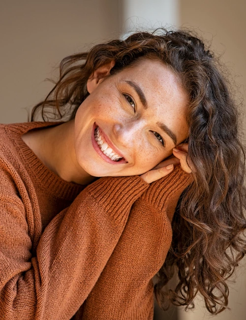 femme souriante avec un joli regard à l"institut body mind